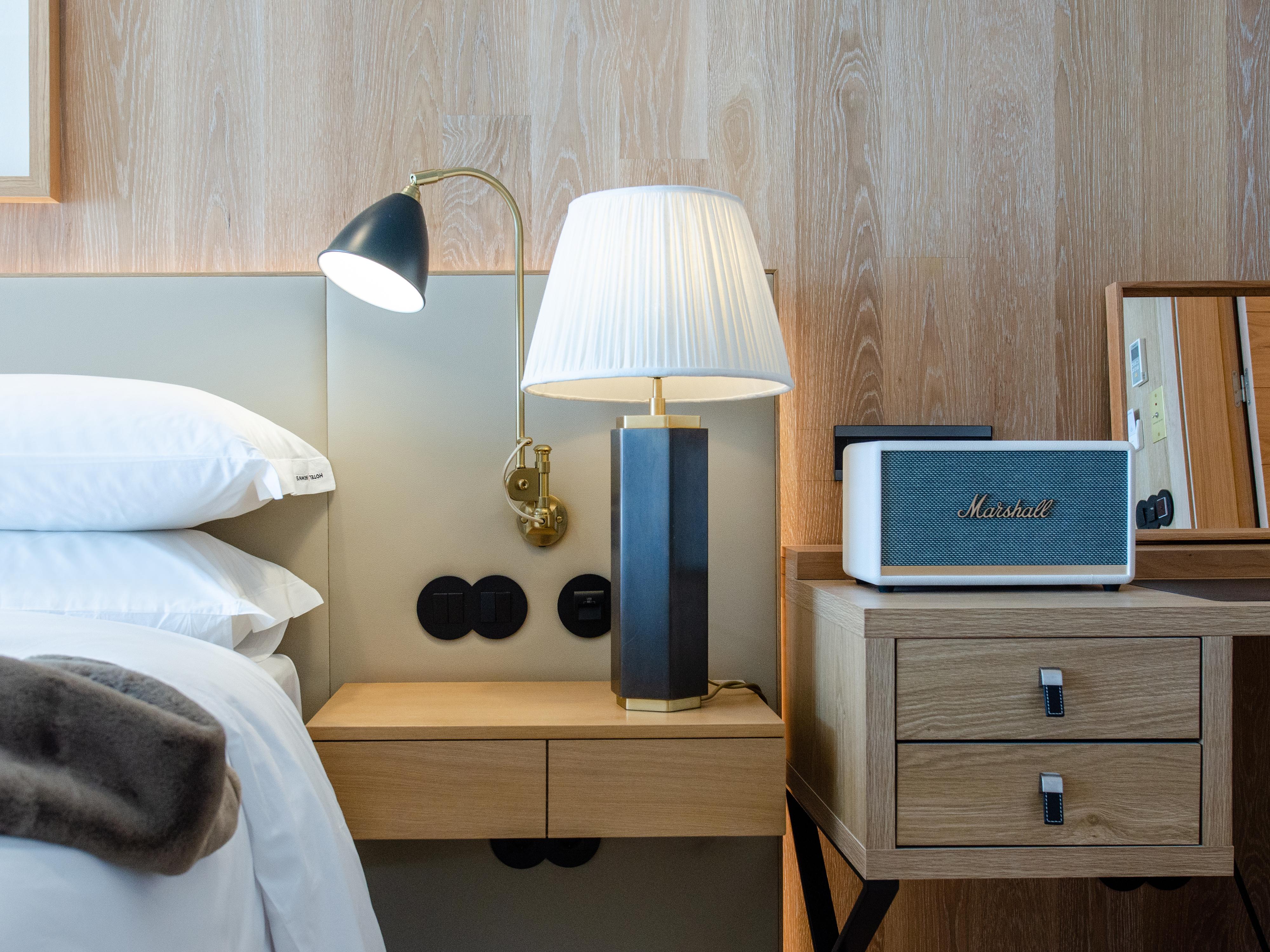 Browns Avenue Hotel Lisboa Eksteriør billede A bedside table