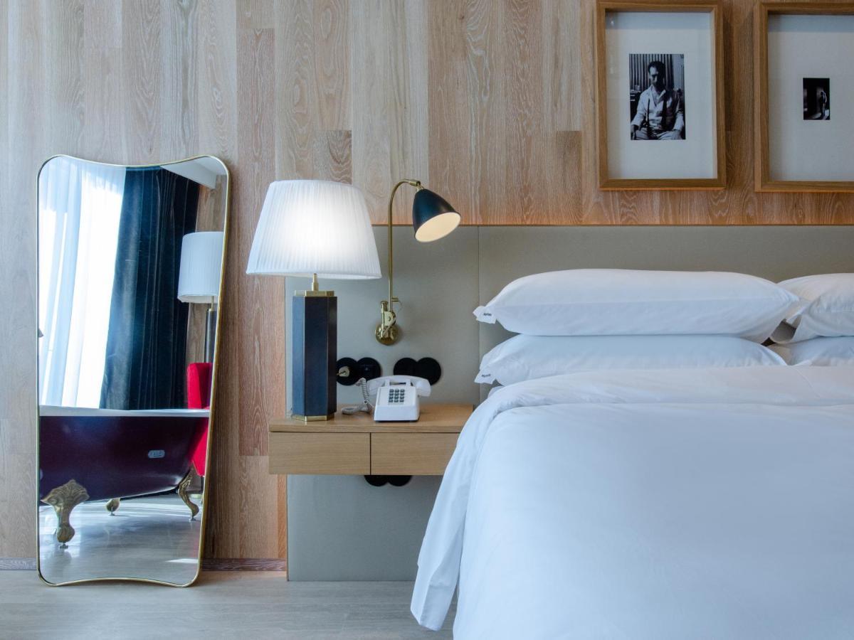 Browns Avenue Hotel Lisboa Eksteriør billede A bedroom at the Standard East Village