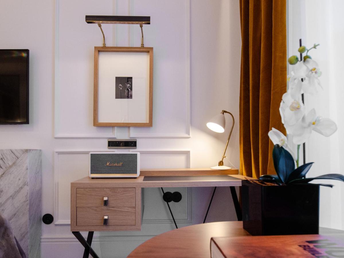 Browns Avenue Hotel Lisboa Eksteriør billede A wall-mounted picture light