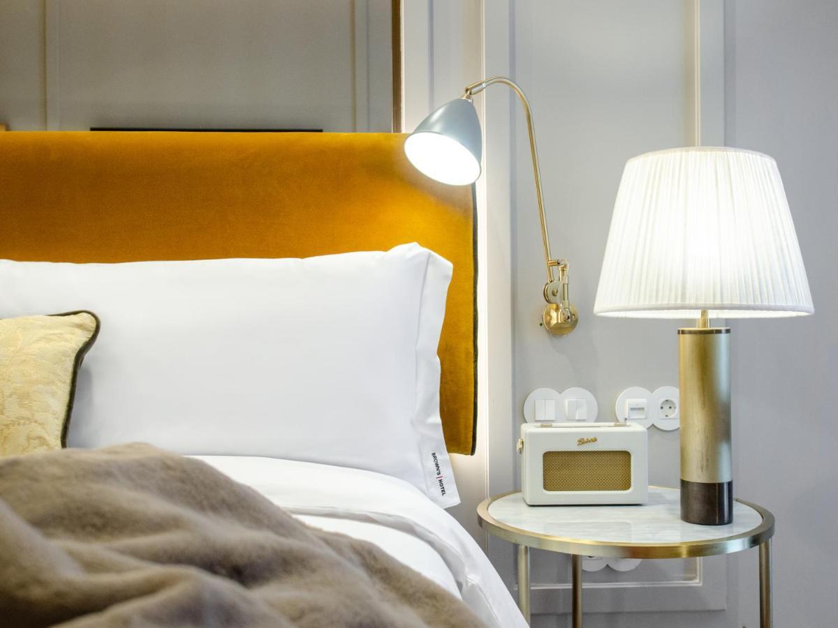 Browns Avenue Hotel Lisboa Eksteriør billede A bedside table with a lamp and a radio