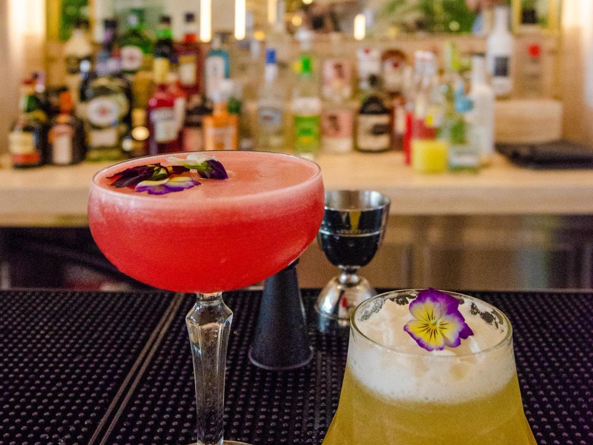 Browns Avenue Hotel Lisboa Eksteriør billede A French 75 (right) and a Clover Club (left)