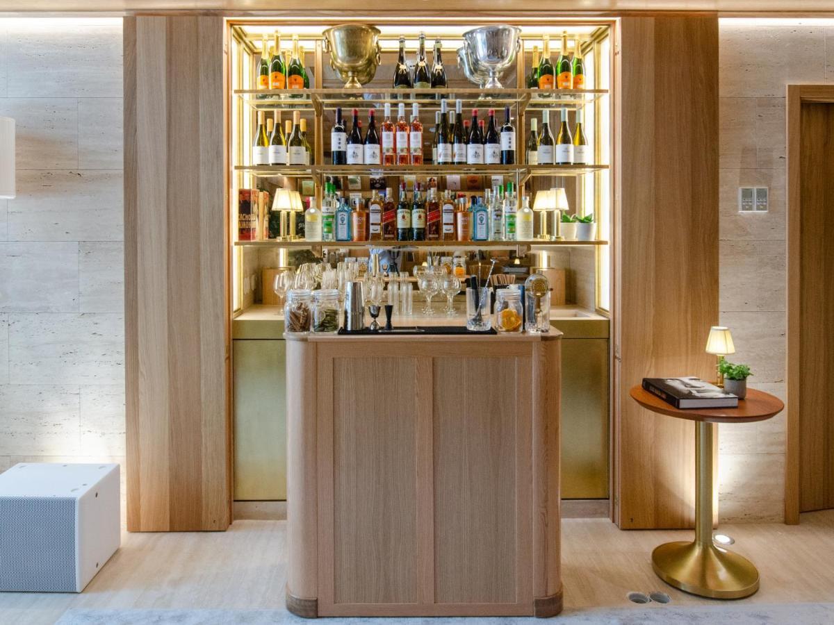 Browns Avenue Hotel Lisboa Eksteriør billede The bar at the 100 Queen's Gate